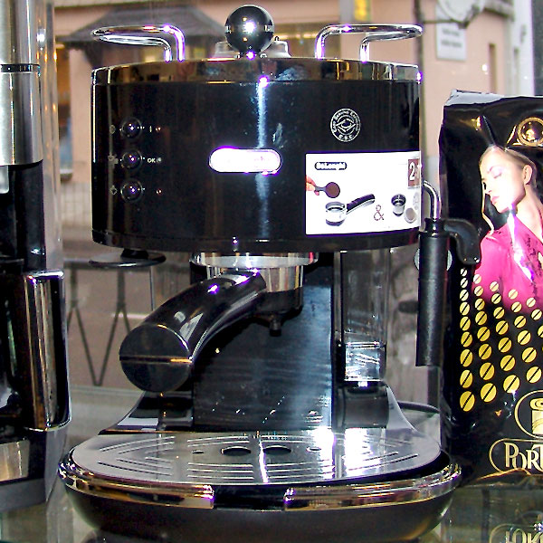 Kaffeeautomat mit Kaffee